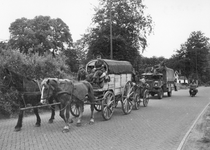 501309 Afbeelding van de terugtocht van Duitse krijgsgevangenen op een paardenwagen op de Utrechtseweg bij Klein ...